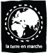 Le logos de l'Association La Terre en marche représentant la terre entouree d'un cercle de traces du pied humain